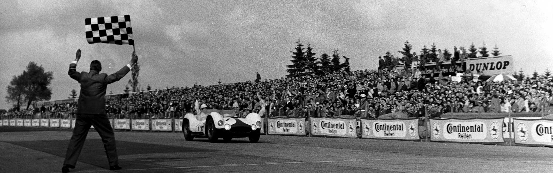 Historischer Maserati Rennsportwagen überquert am Nürburgring die Ziellinie